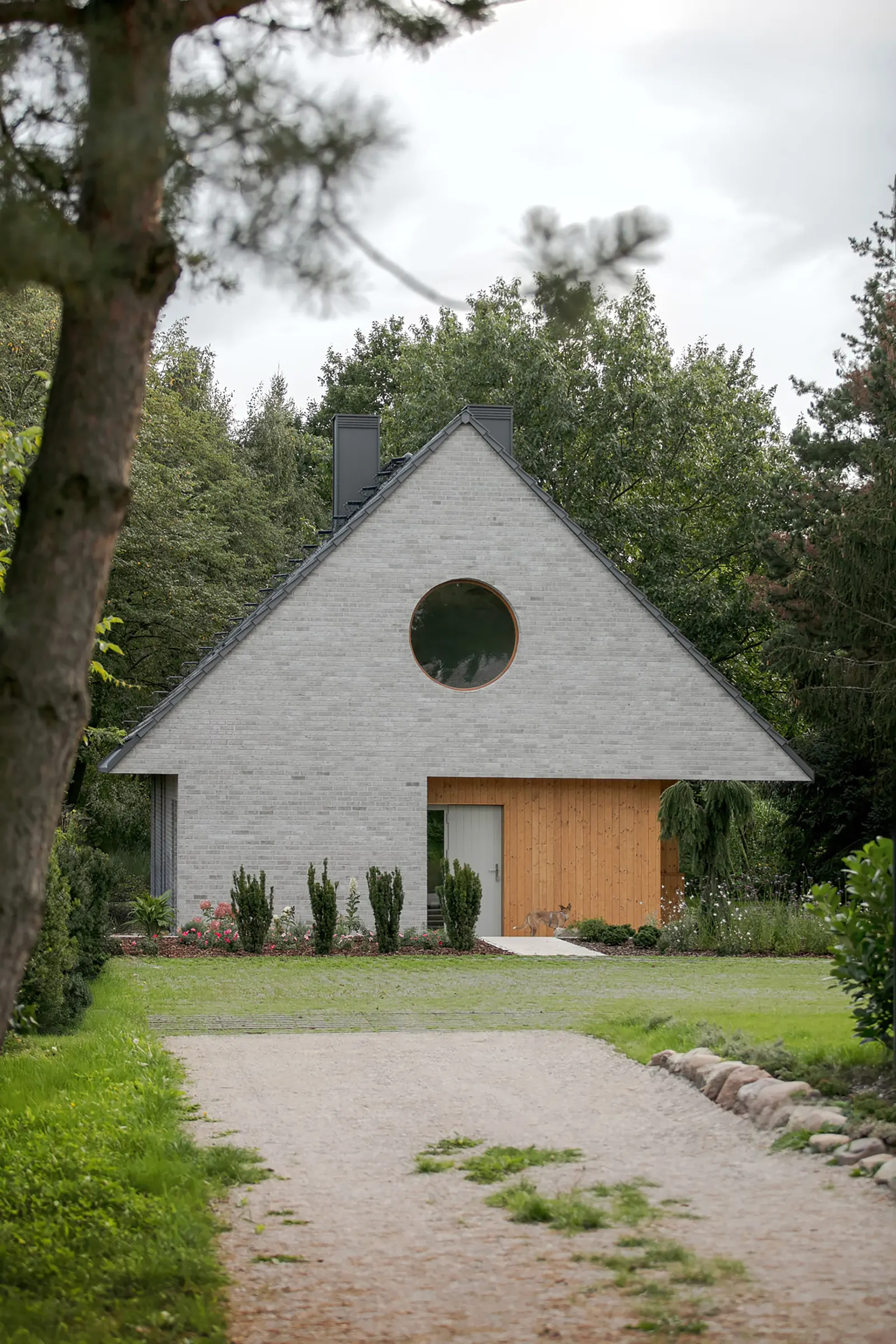 Elementary House / YUMI Architekci: современный дом-убежище в Избице