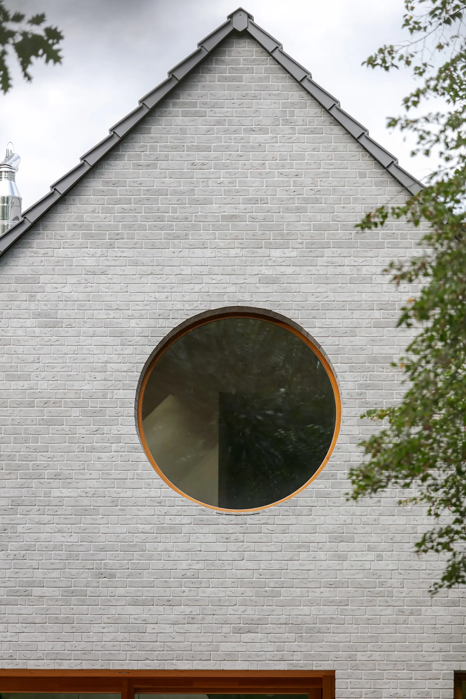 Elementary House / YUMI Architekci: современный дом-убежище в Избице