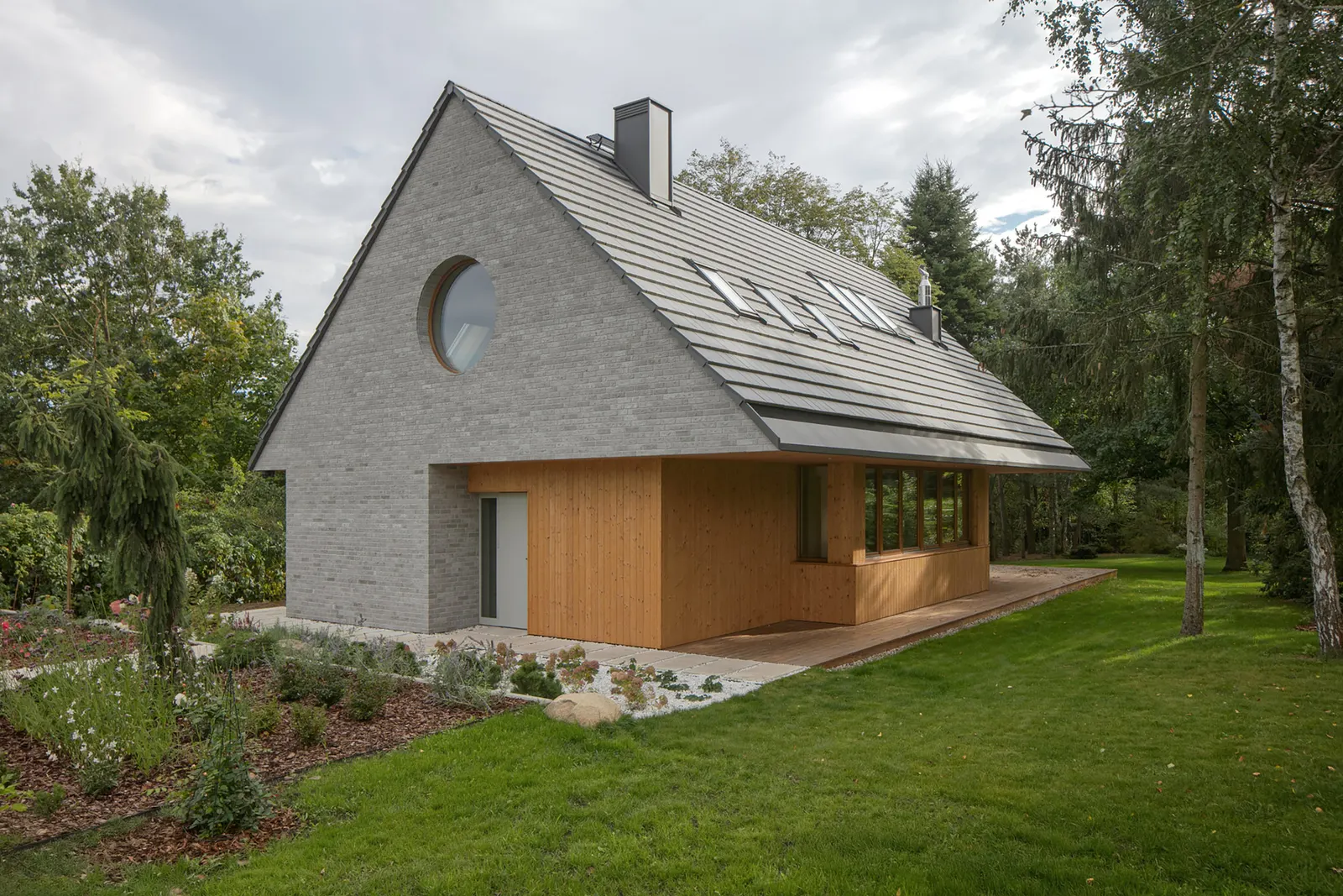 Elementary House / YUMI Architekci: современный дом-убежище в Избице
