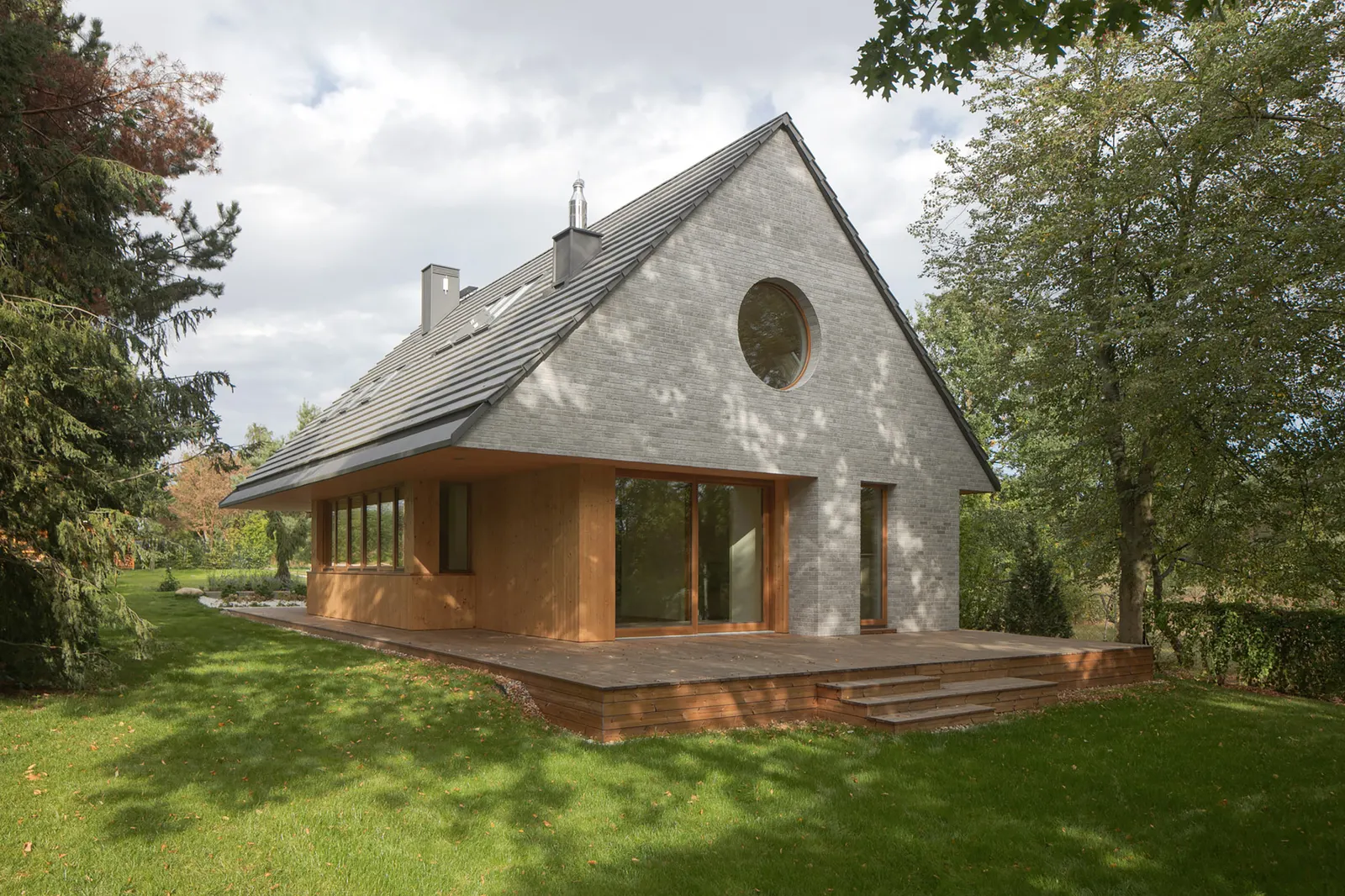 Elementary House / YUMI Architekci: современный дом-убежище в Избице
