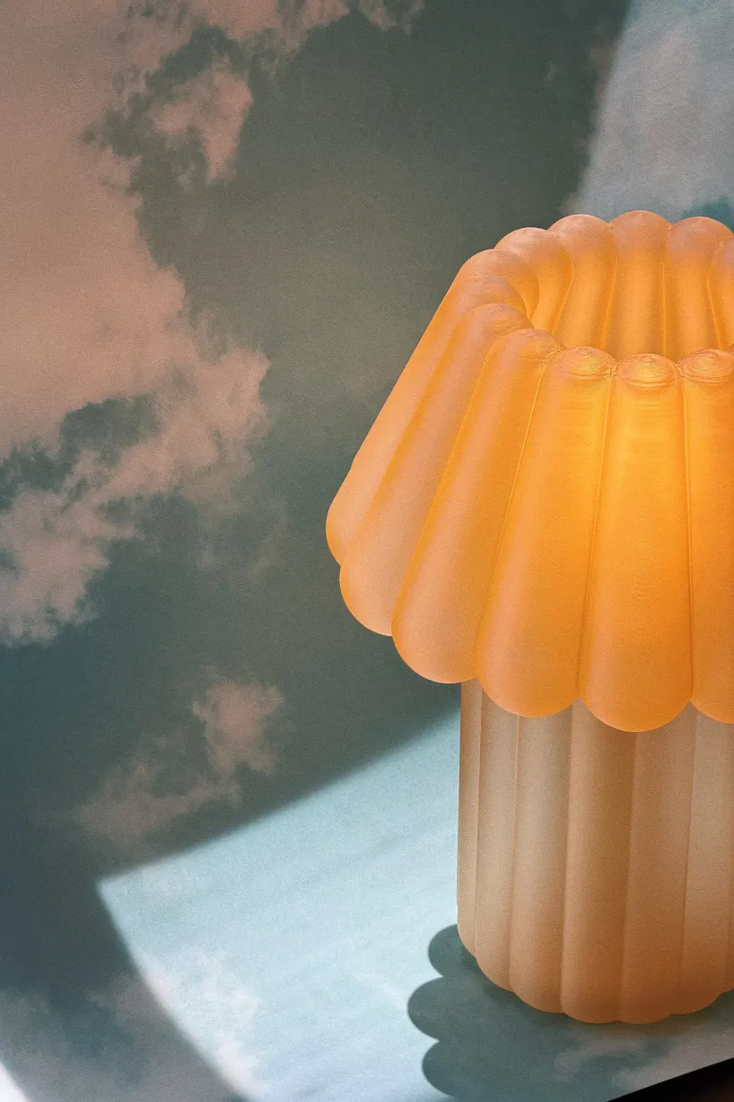 Jello Lamp: студия MAJU превратила мягкую пластику желе в 3D-печатный настольный светильник