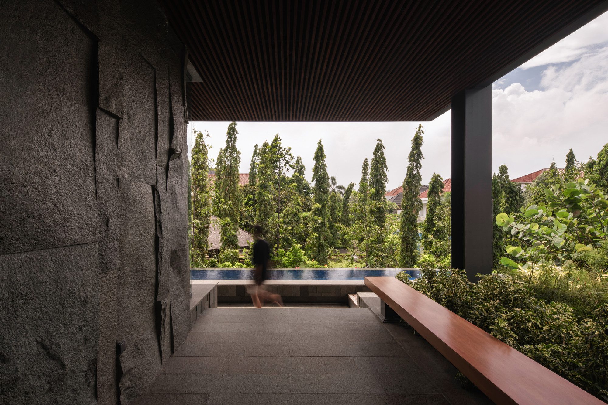 Beyond The Courtyard House / RCAB Studio