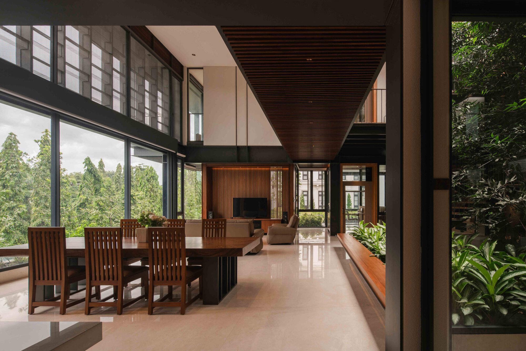 Beyond The Courtyard House / RCAB Studio