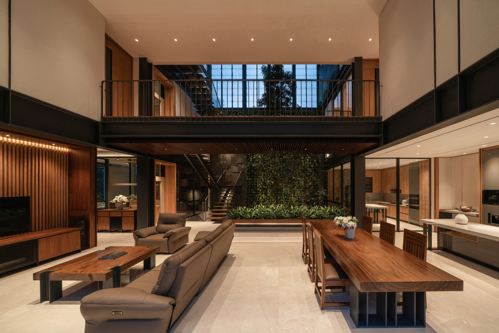 Beyond The Courtyard House / RCAB Studio