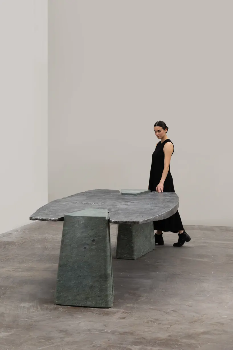 Стол Exhuma Dining Table от EWE Studio сочетает ручную резьбу по зелёному мрамору и литой алюминий