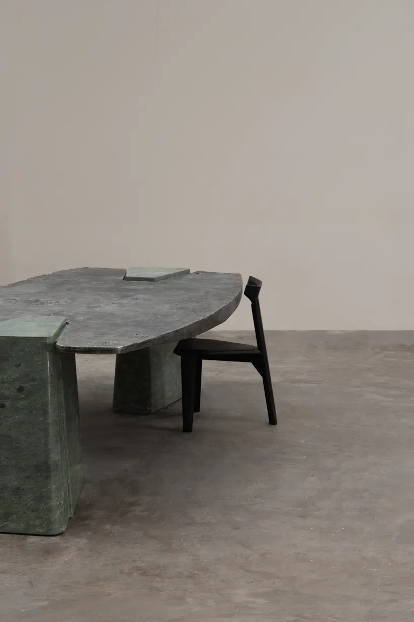 Стол Exhuma Dining Table от EWE Studio сочетает ручную резьбу по зелёному мрамору и литой алюминий