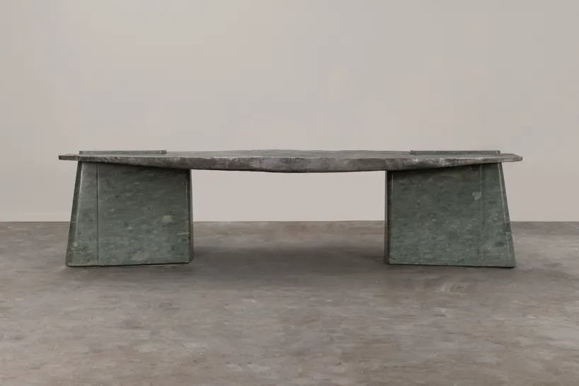 Стол Exhuma Dining Table от EWE Studio сочетает ручную резьбу по зелёному мрамору и литой алюминий