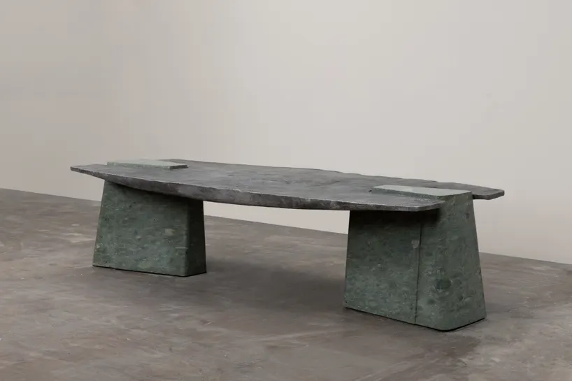 Стол Exhuma Dining Table от EWE Studio сочетает ручную резьбу по зелёному мрамору и литой алюминий
