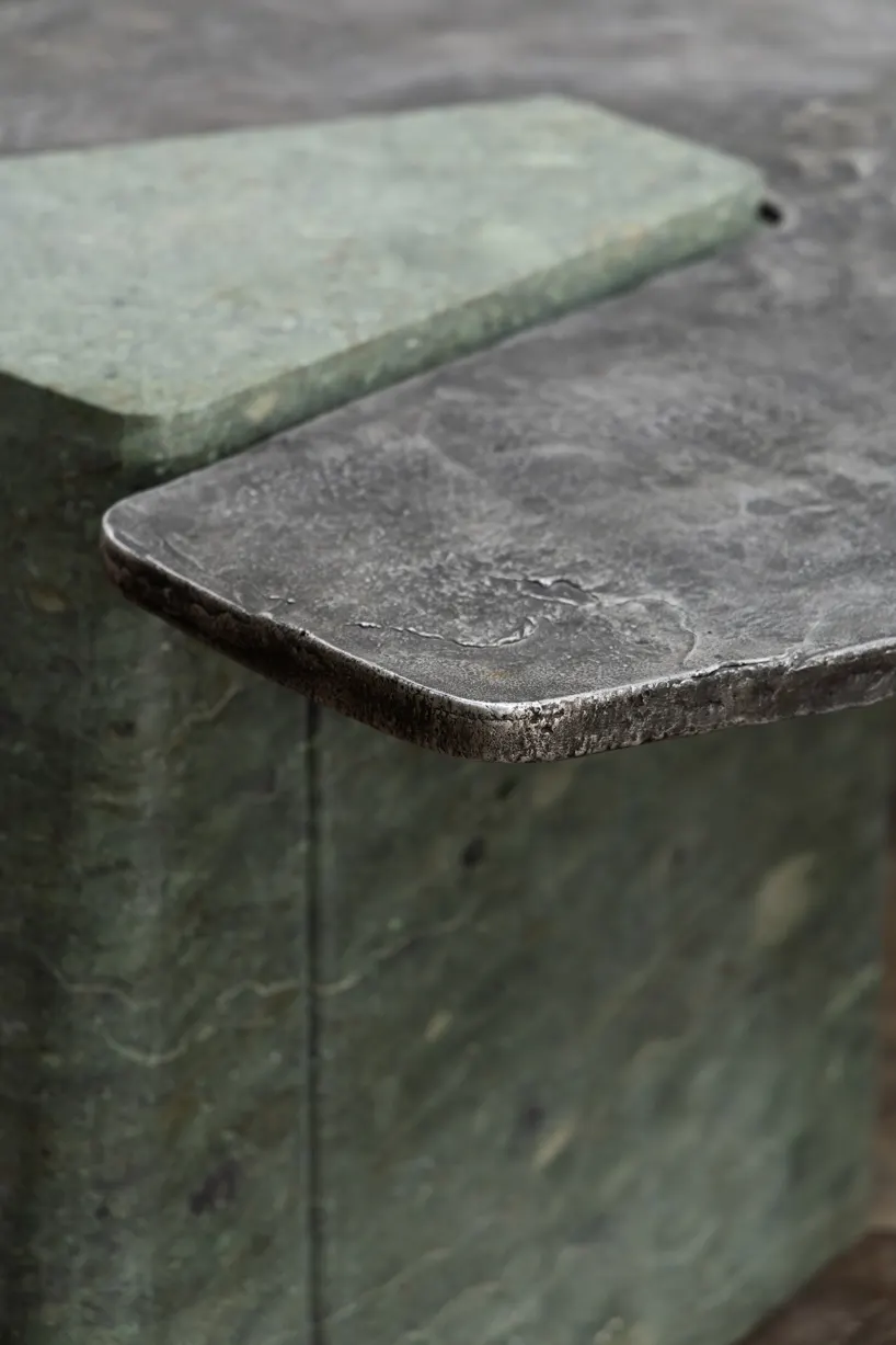 Стол Exhuma Dining Table от EWE Studio сочетает ручную резьбу по зелёному мрамору и литой алюминий