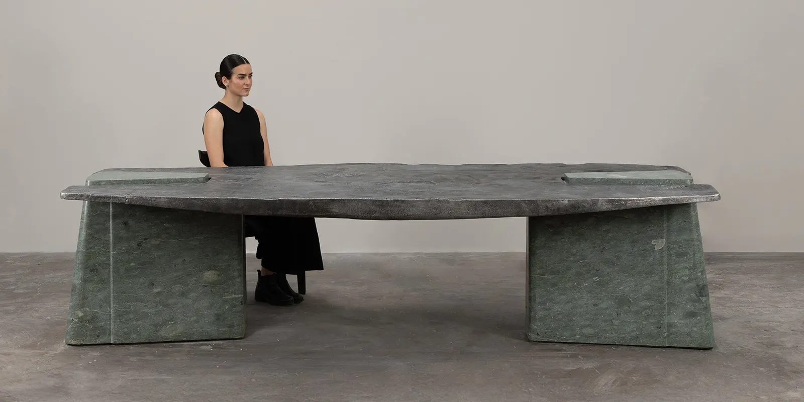 Стол Exhuma Dining Table от EWE Studio сочетает ручную резьбу по зелёному мрамору и литой алюминий