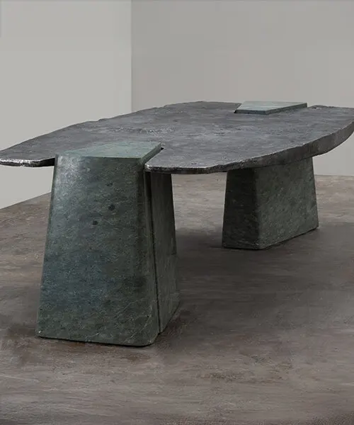 Стол Exhuma Dining Table от EWE Studio сочетает ручную резьбу по зелёному мрамору и литой алюминий