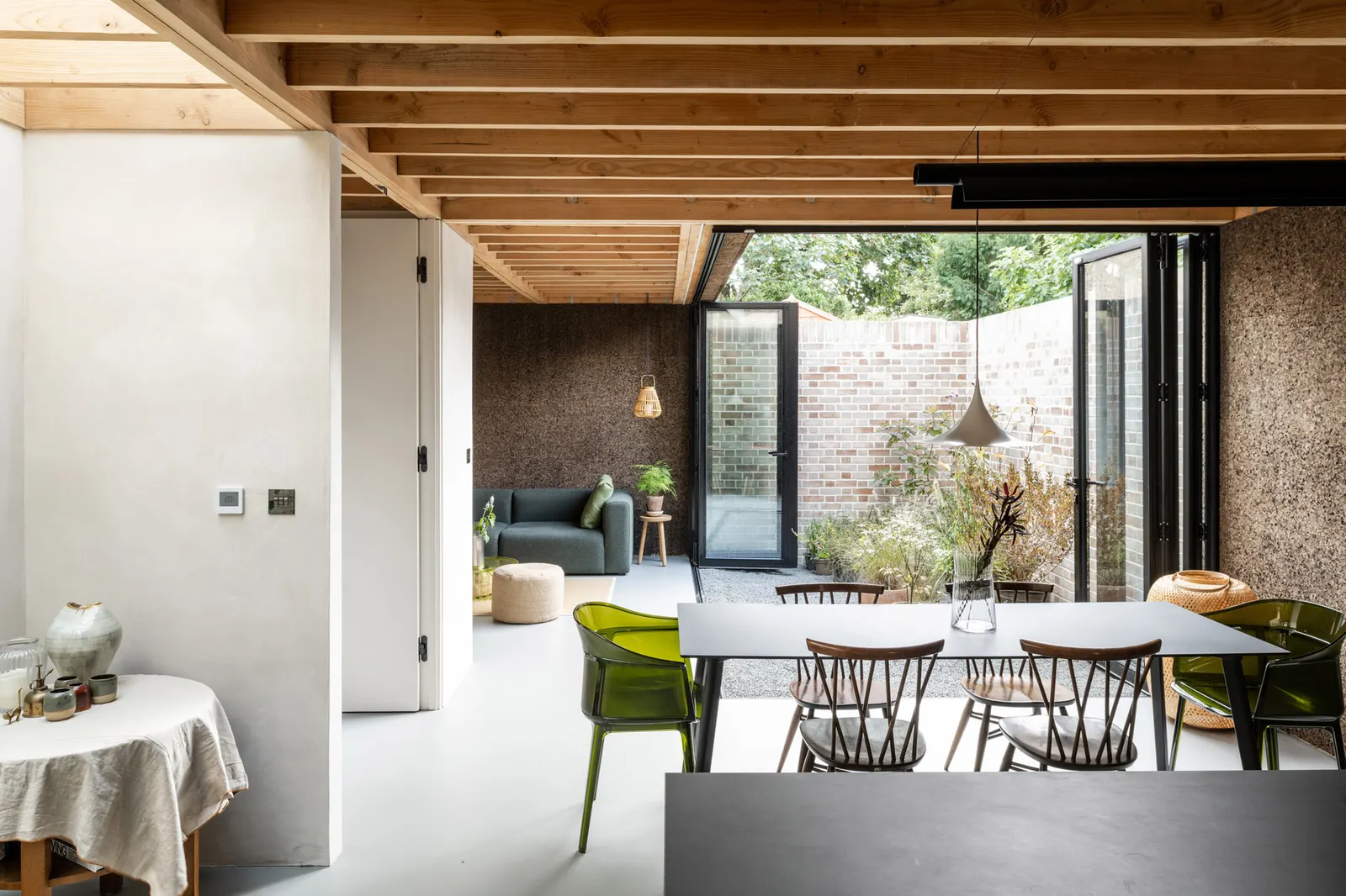 Cork House / Polysmiths — дом из пробки на участке-заполнителе в Восточном Лондоне