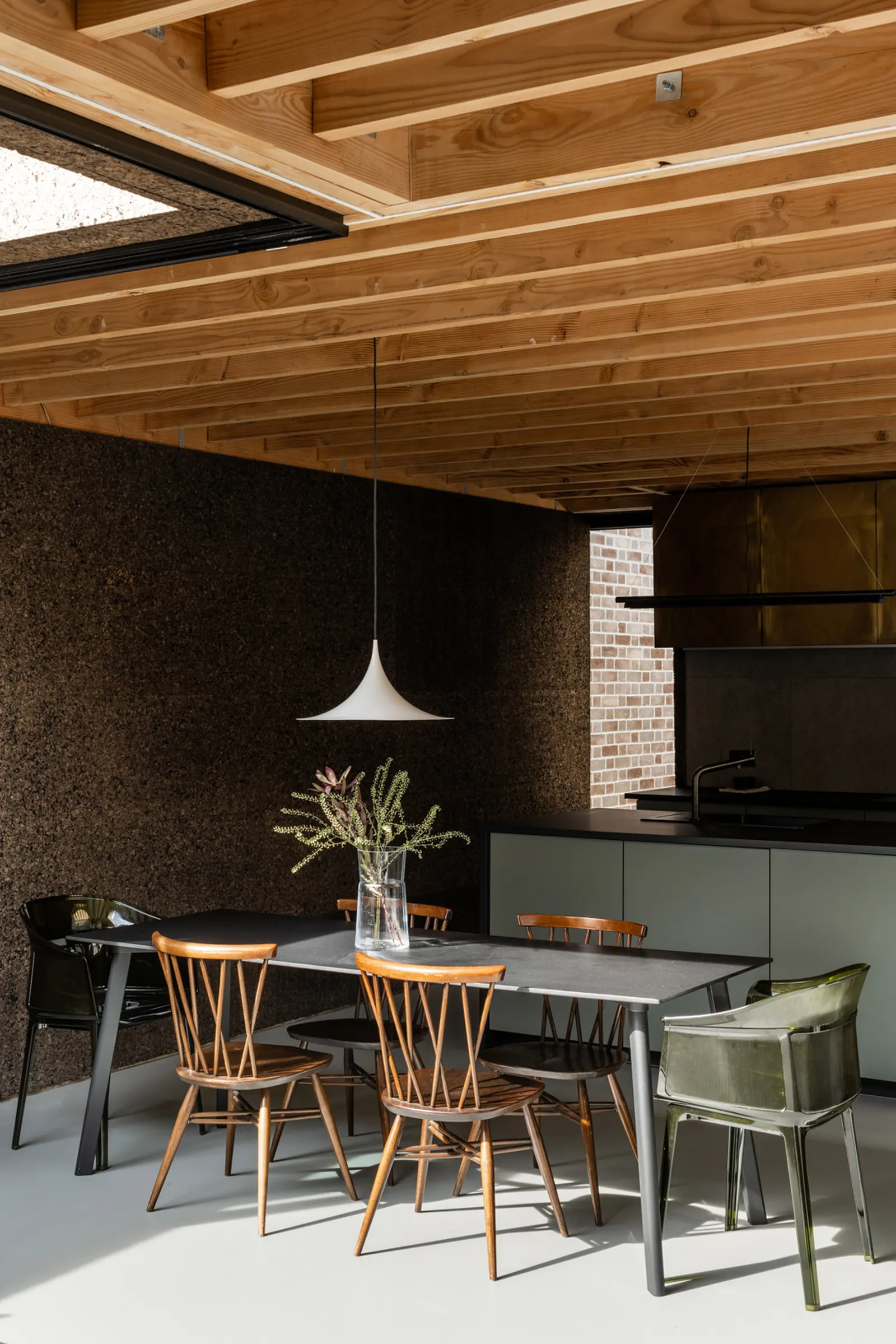 Cork House / Polysmiths — дом из пробки на участке-заполнителе в Восточном Лондоне