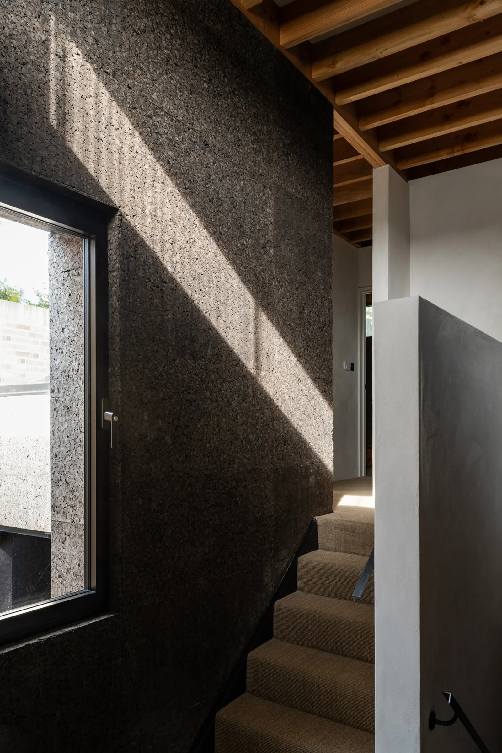 Cork House / Polysmiths — дом из пробки на участке-заполнителе в Восточном Лондоне