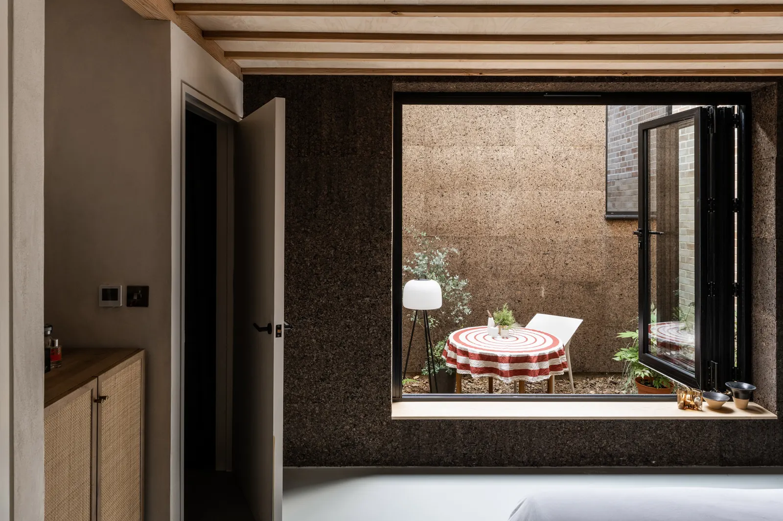 Cork House / Polysmiths — дом из пробки на участке-заполнителе в Восточном Лондоне