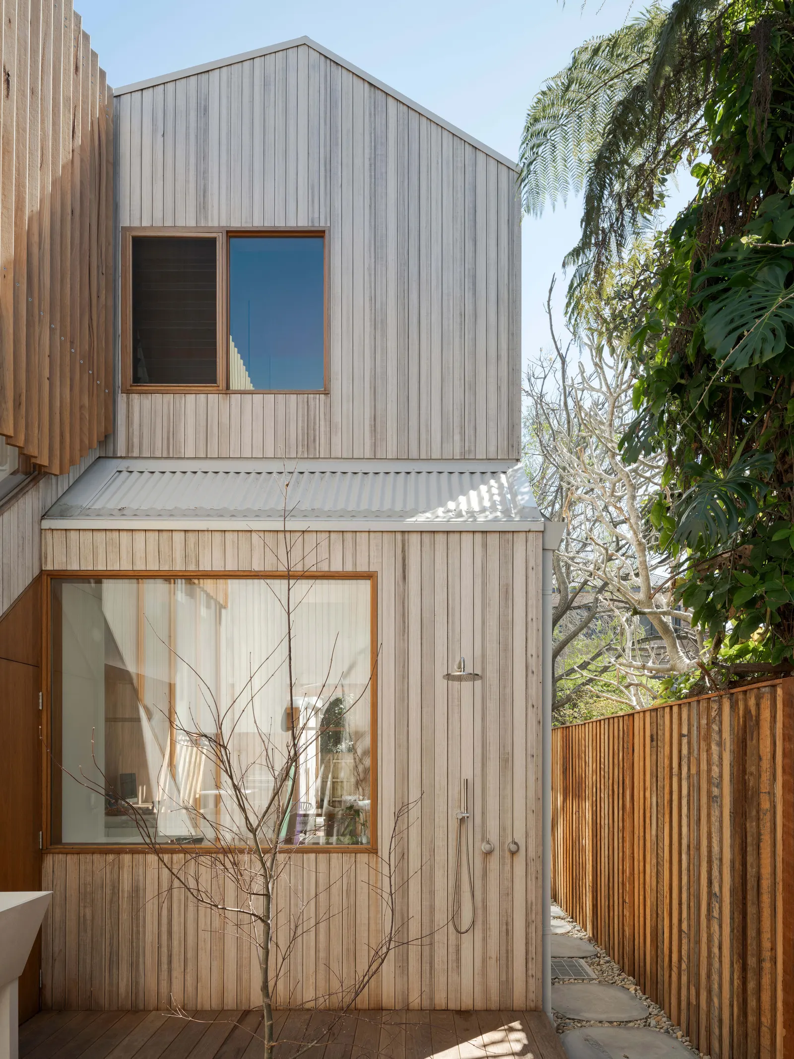 Ghost Gum House Extension / Adriano Pupilli Architects