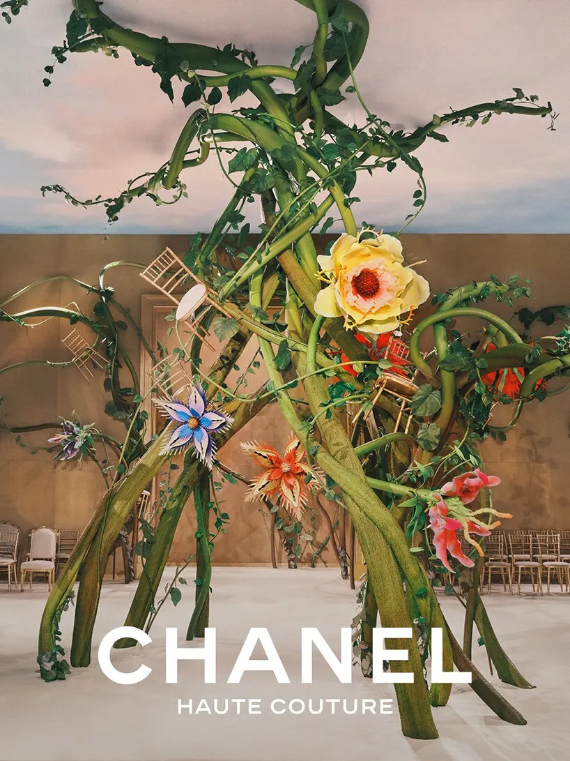 Bureau Betak превратил показ Chanel в зачарованный сад с гигантскими цветами и вьющимися лианами