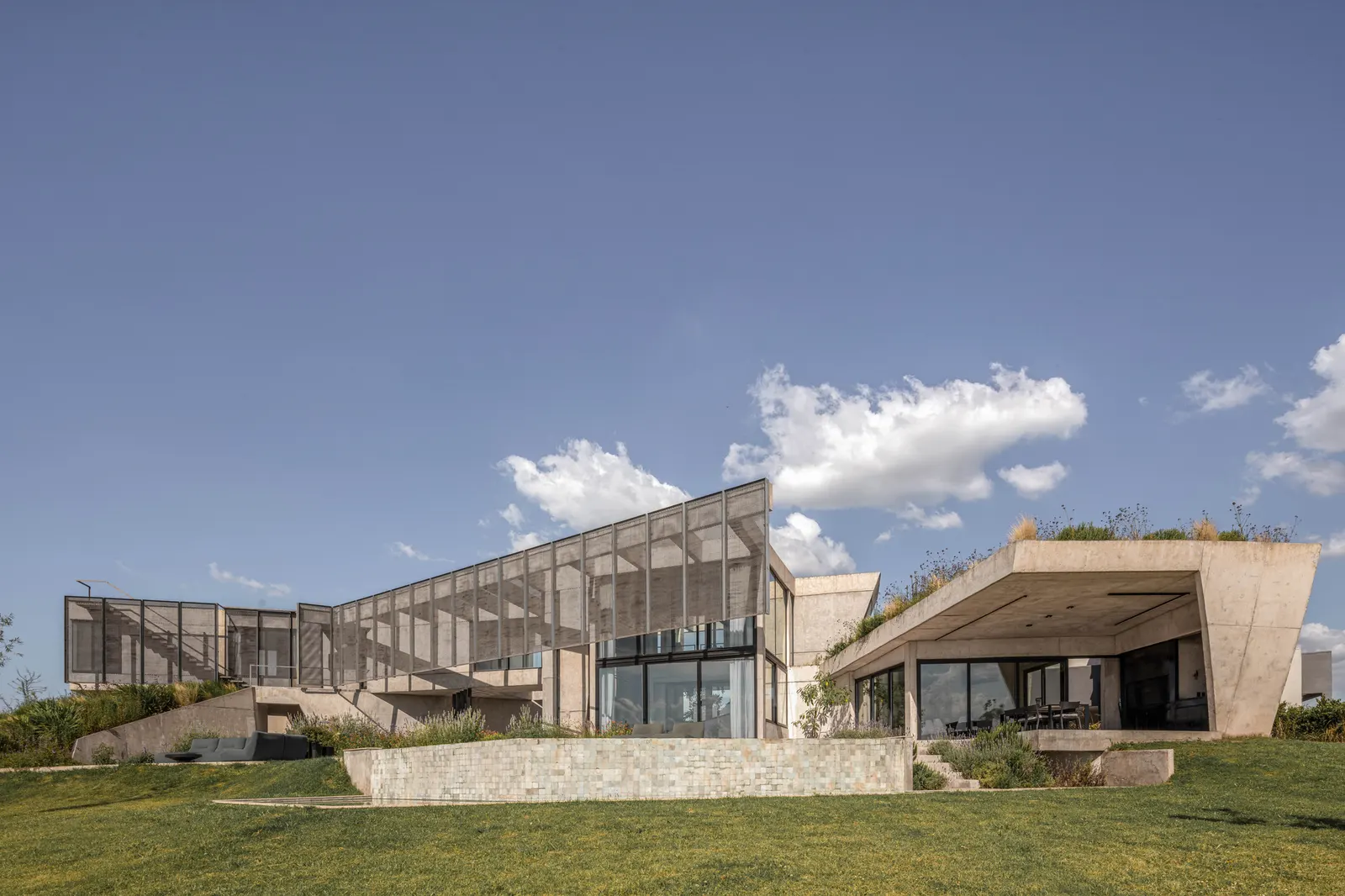 Lomadas House / Grizzo Studio — дом на двух насыпях и берегу лагуны в Пиларе