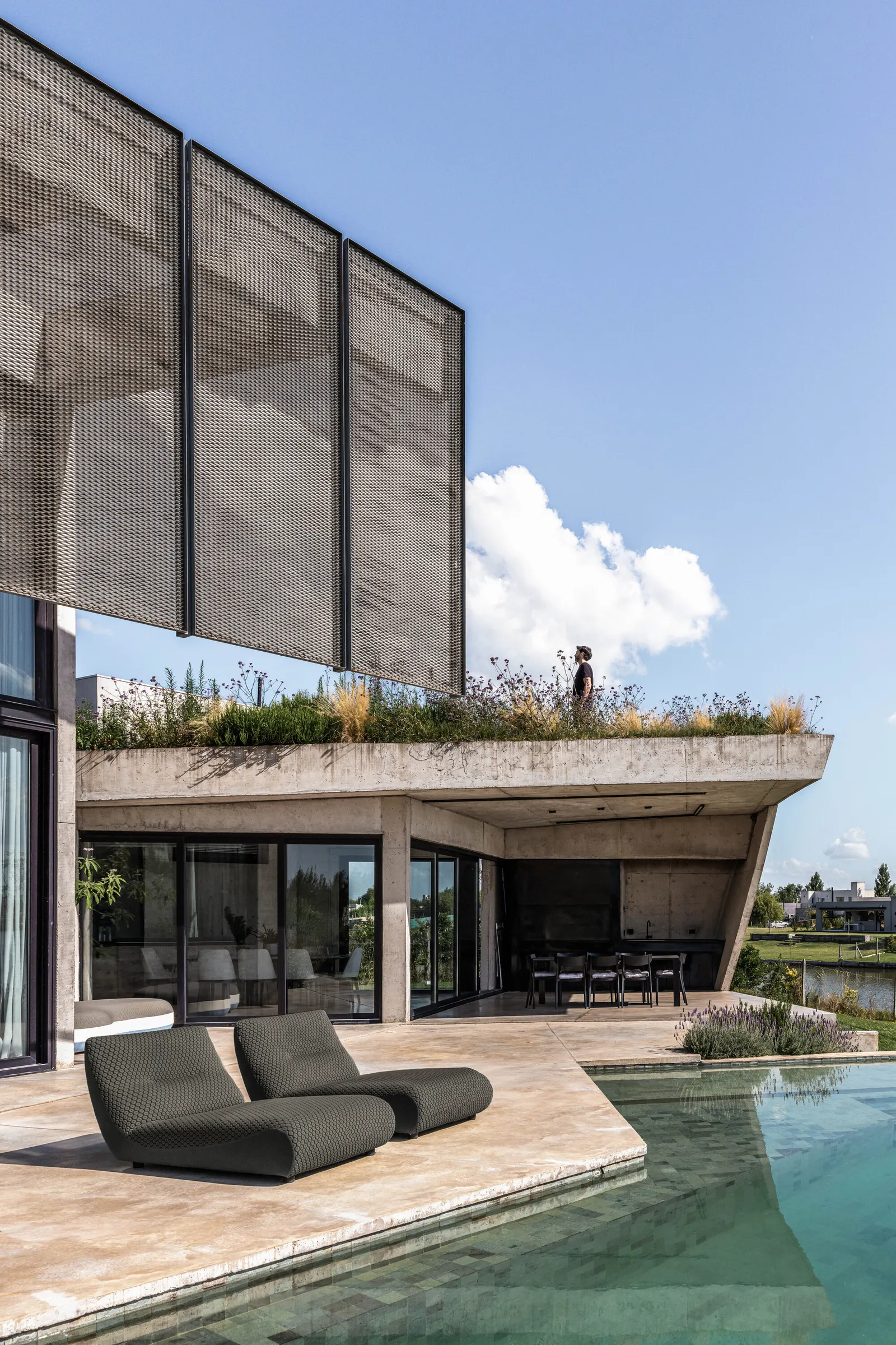 Lomadas House / Grizzo Studio — дом на двух насыпях и берегу лагуны в Пиларе