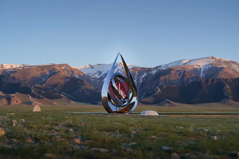 Зеркальная капля у озера Sayram Lake: интерактивная инсталляция Heart of Sayram Lake в Синьцзяне