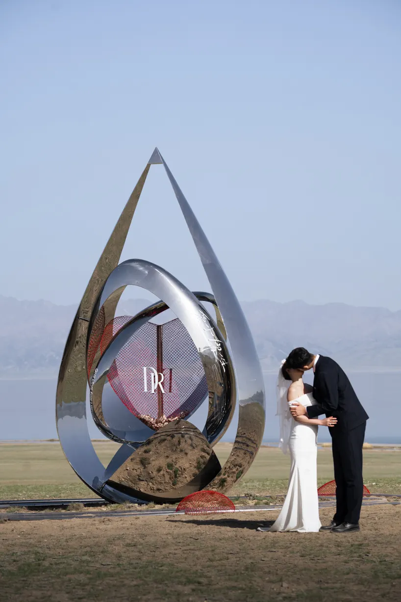 Зеркальная капля у озера Sayram Lake: интерактивная инсталляция Heart of Sayram Lake в Синьцзяне