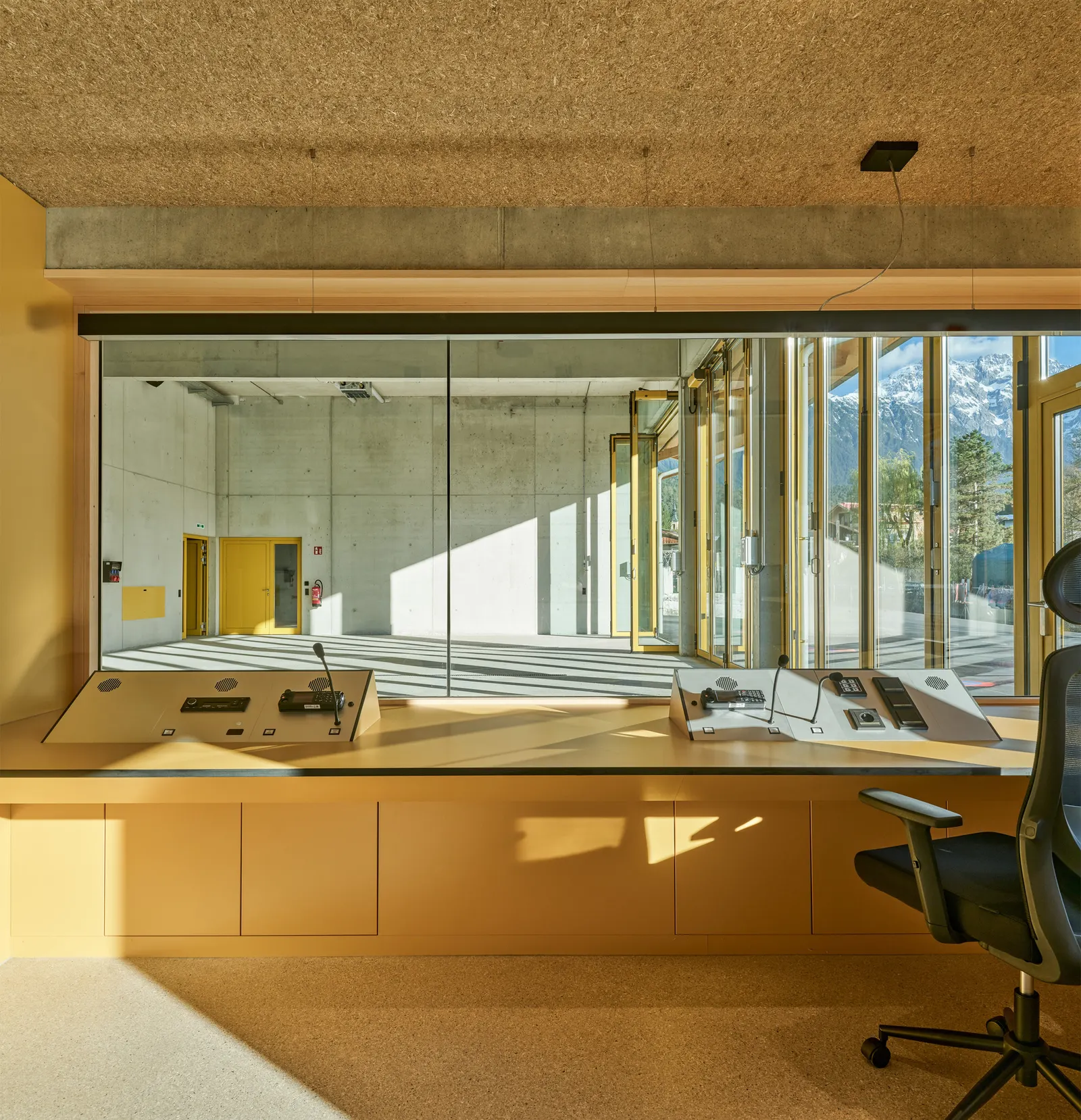 Пожарная станция и общественный зал в Мётце / Imgang Architekten