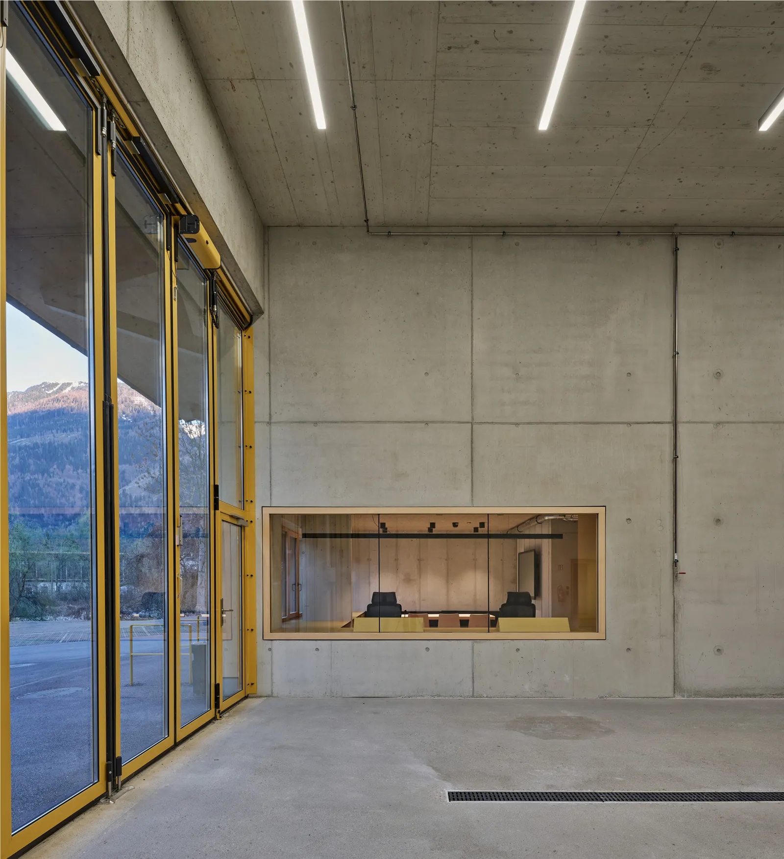 Пожарная станция и общественный зал в Мётце / Imgang Architekten