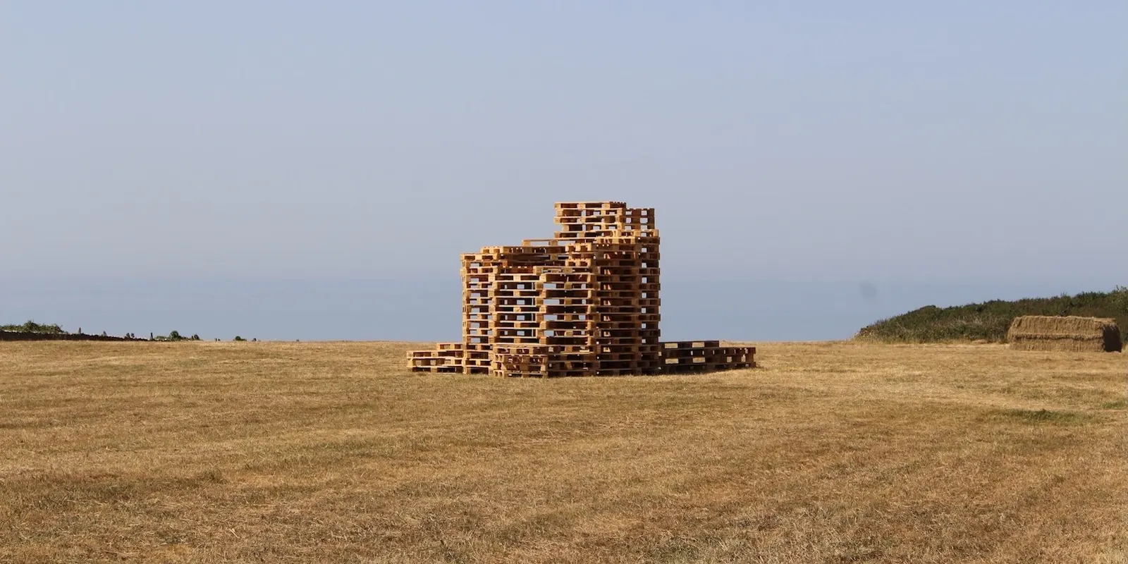 Jakob+MacFarlane создали на побережье Нормандии временное укрытие из reclaimed-паллет