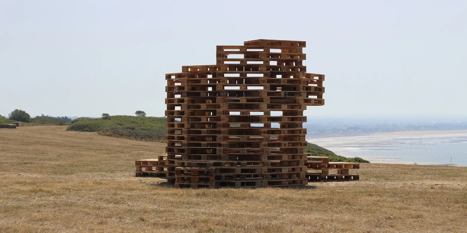 Jakob+MacFarlane создали на побережье Нормандии временное укрытие из reclaimed-паллет