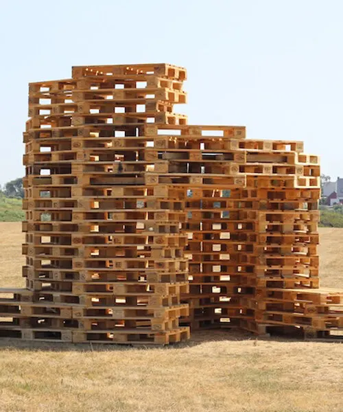 Jakob+MacFarlane создали на побережье Нормандии временное укрытие из reclaimed-паллет