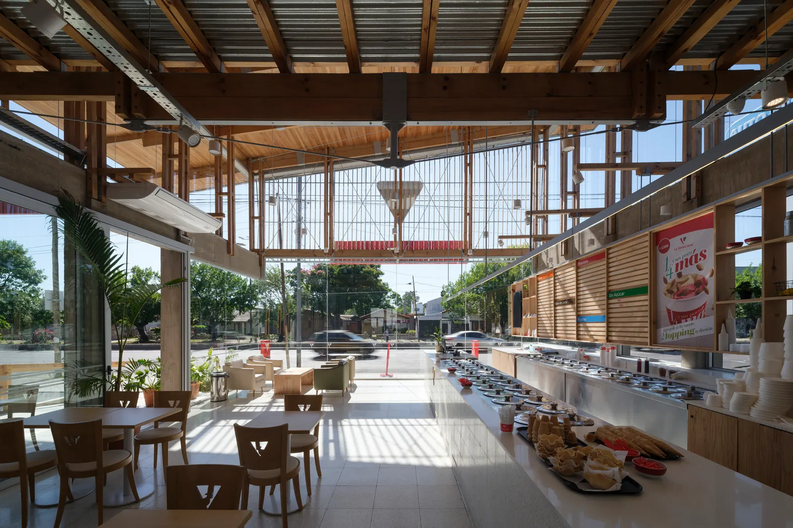 Veneciana Escalada Drive-Thru Ice Cream Shop / DRM Arquitectura