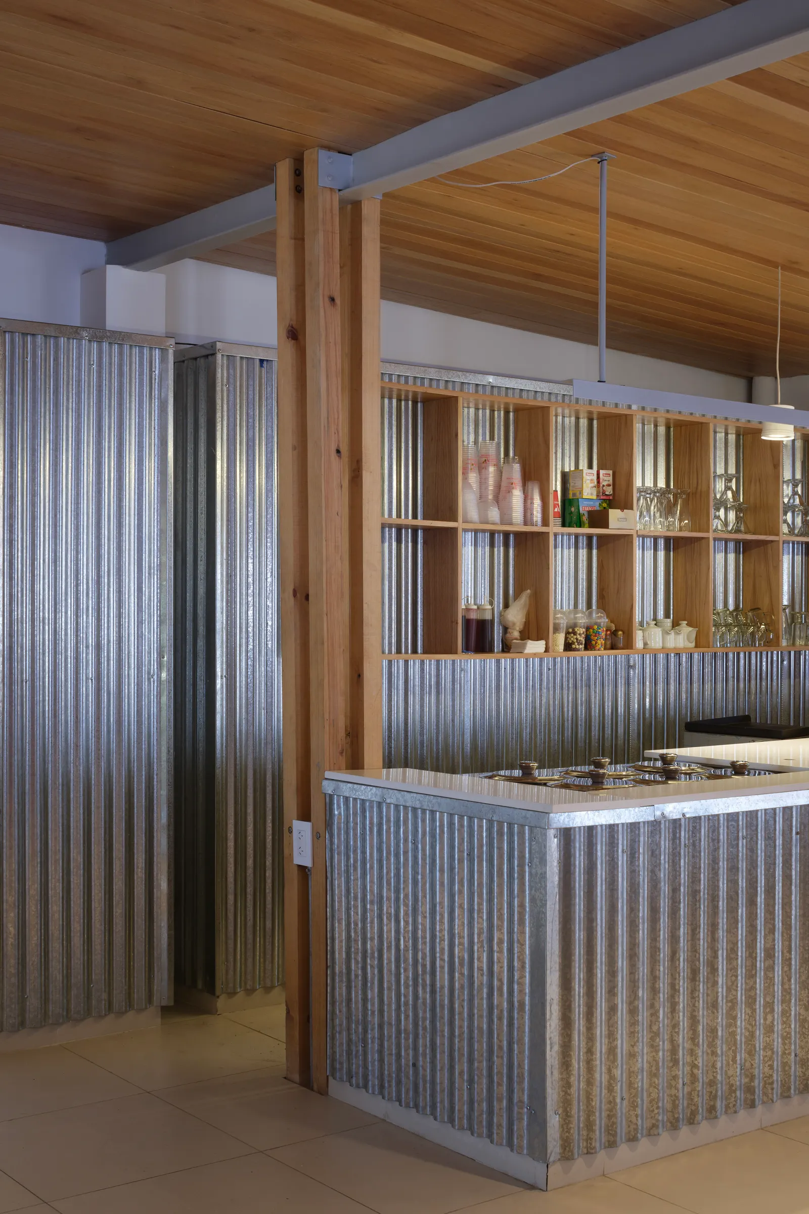 Veneciana Escalada Drive-Thru Ice Cream Shop / DRM Arquitectura