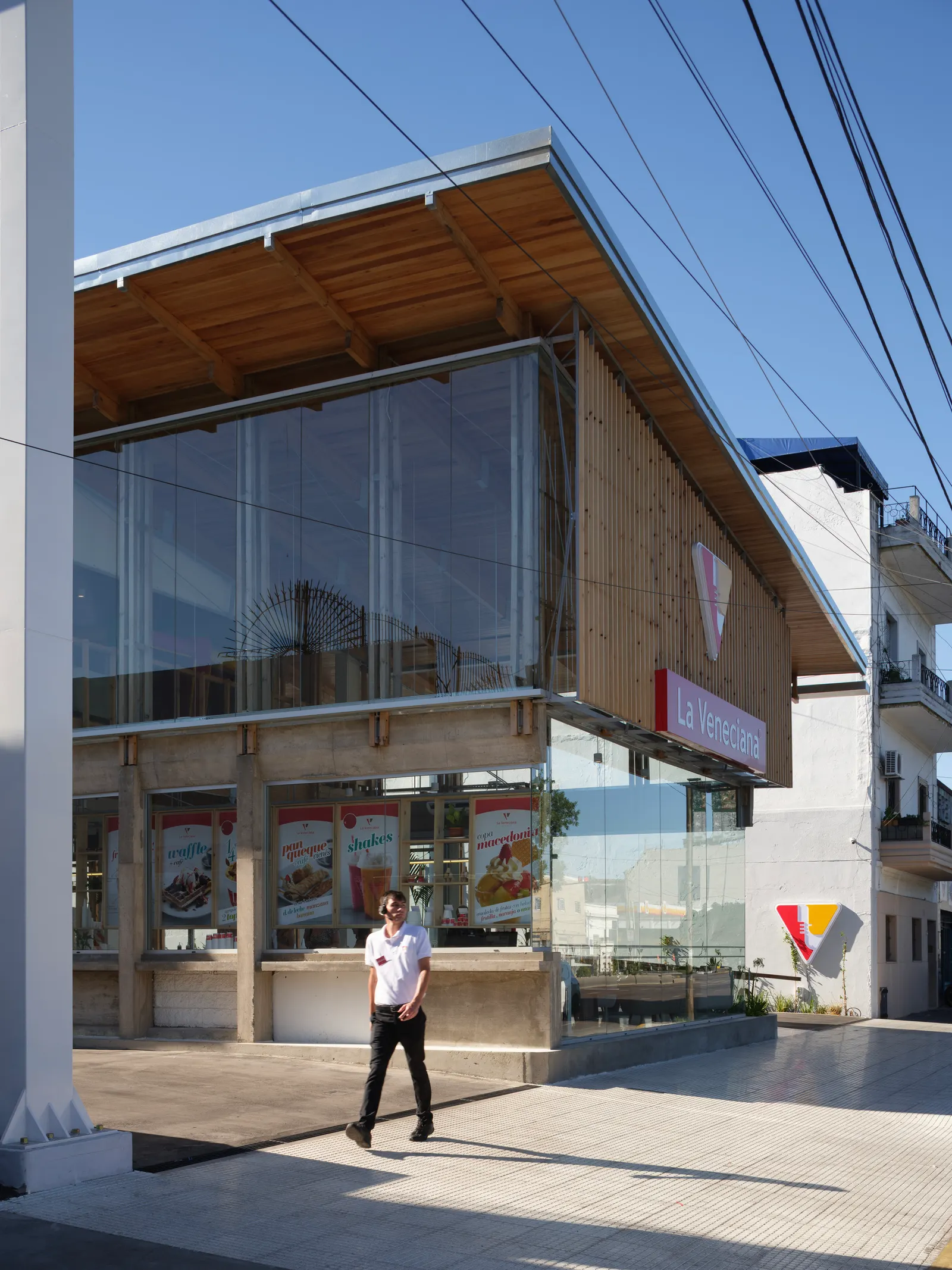 Veneciana Escalada Drive-Thru Ice Cream Shop / DRM Arquitectura
