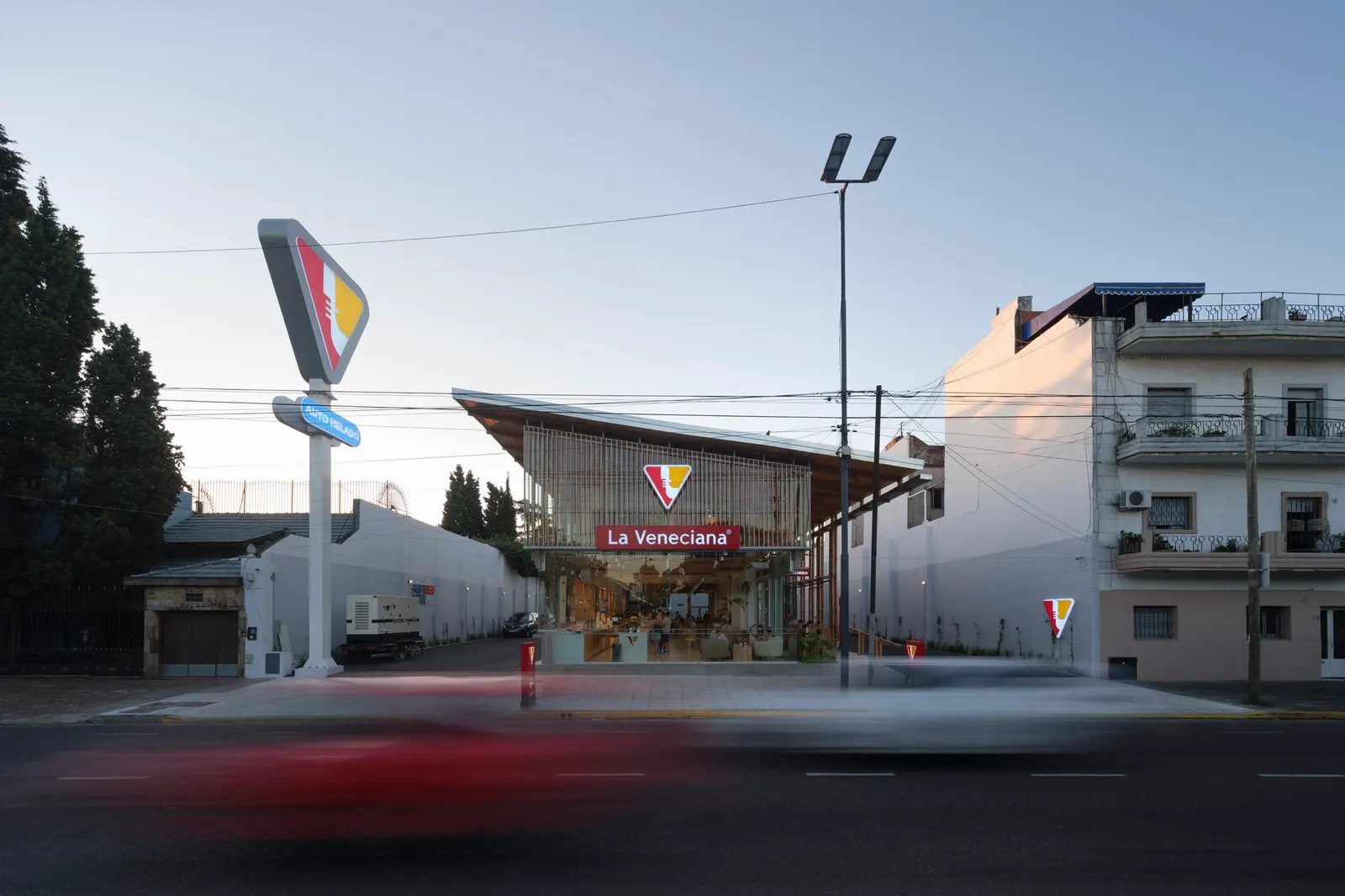 Veneciana Escalada: расширение существующего здания под drive-thru кафе-мороженое от DRM Arquitectura