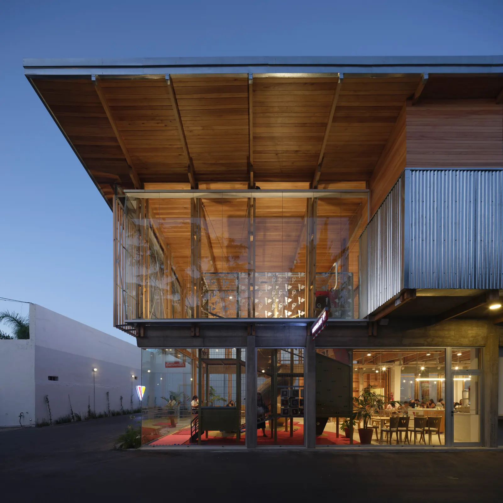 Veneciana Escalada Drive-Thru Ice Cream Shop / DRM Arquitectura