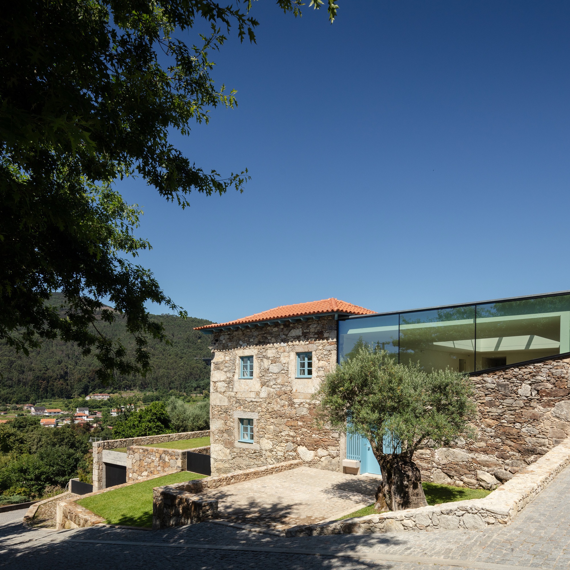 Cerdeiras House Hotel / Tiago do Vale Arquitectos