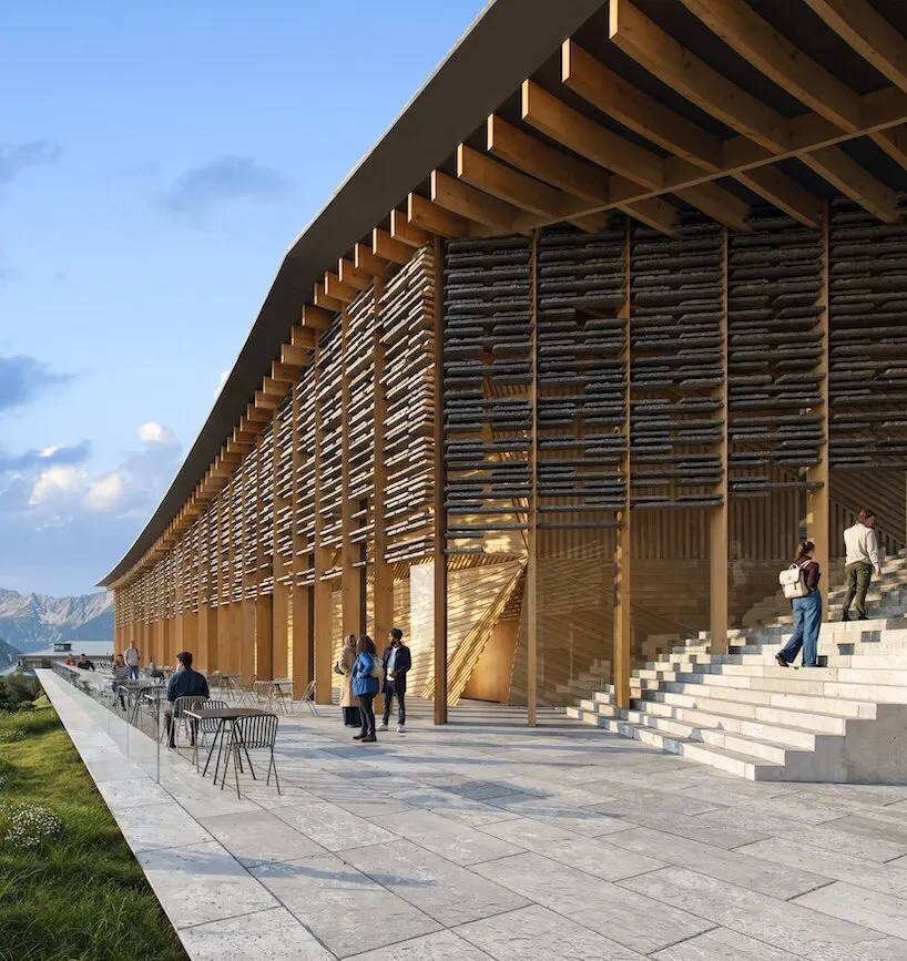 Kengo Kuma спроектировал культурный центр в Вербье с «крылатыми» деревянными крышами