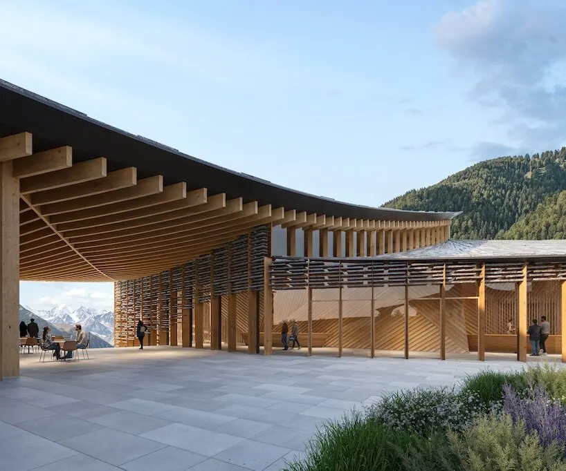 Kengo Kuma спроектировал культурный центр в Вербье с «крылатыми» деревянными крышами