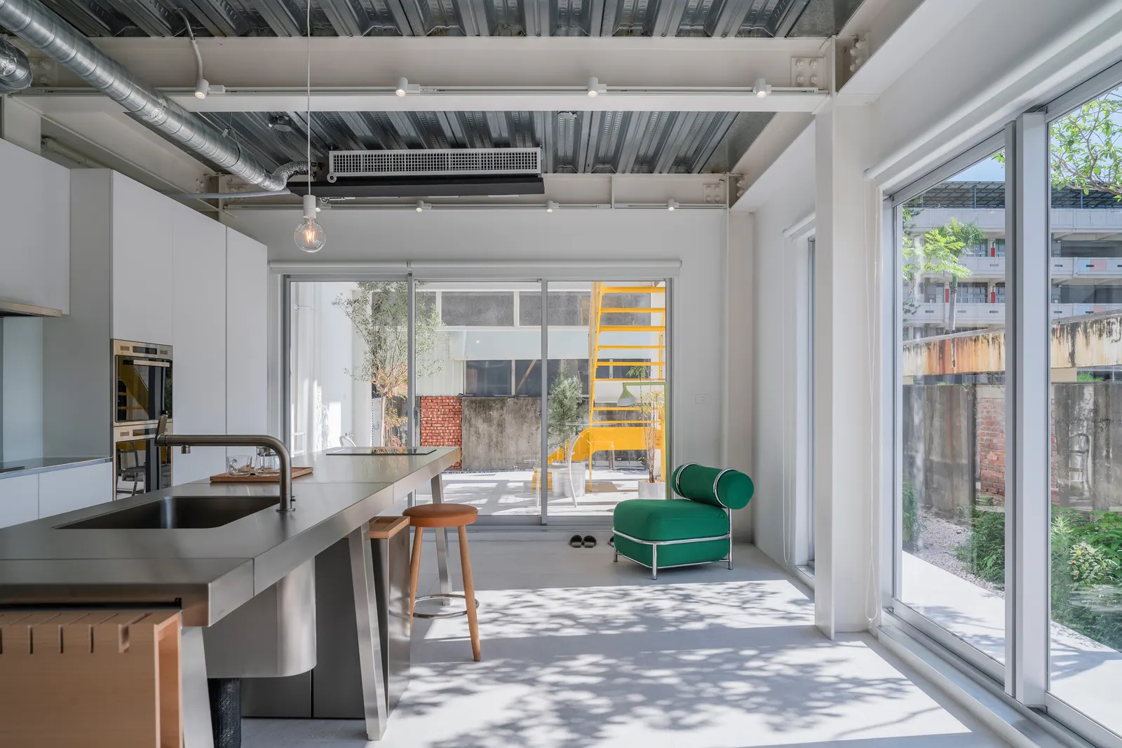 MOM House / Supra-Simplicities
