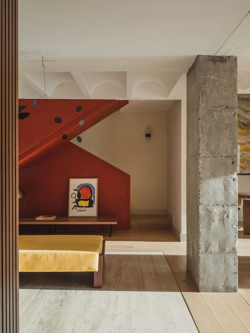 Красный микроцемент и оникс в дуксе LOBB Studio в Барселоне