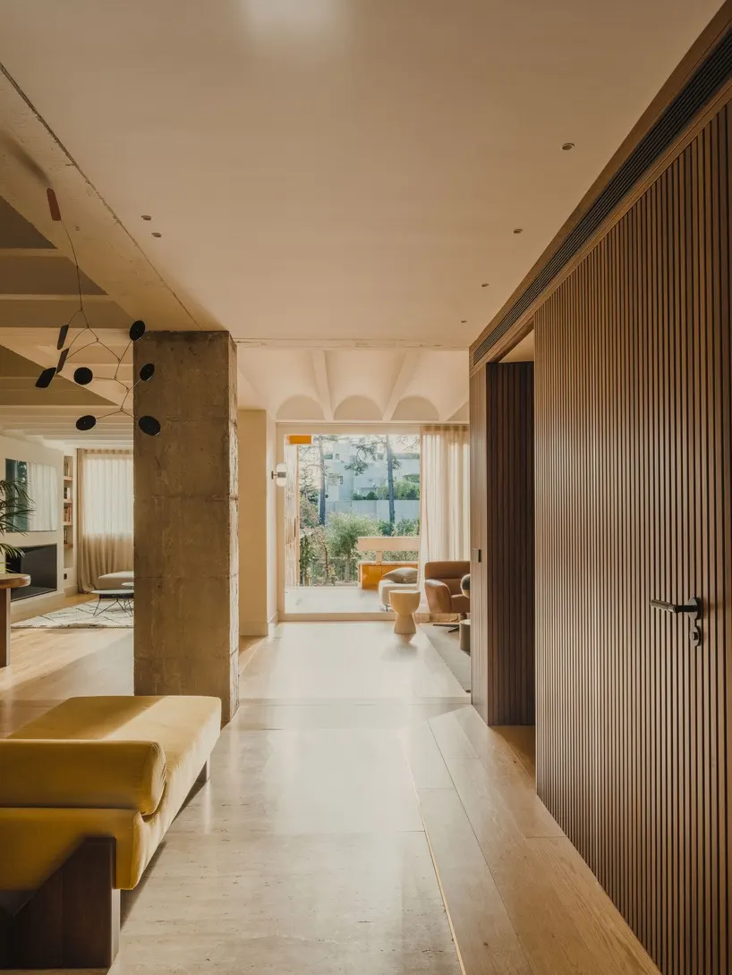 Красный микроцемент и оникс в дуксе LOBB Studio в Барселоне