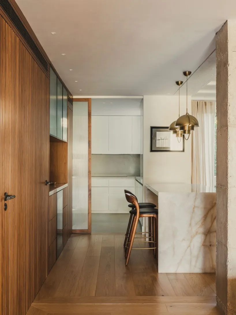 Красный микроцемент и оникс в дуксе LOBB Studio в Барселоне