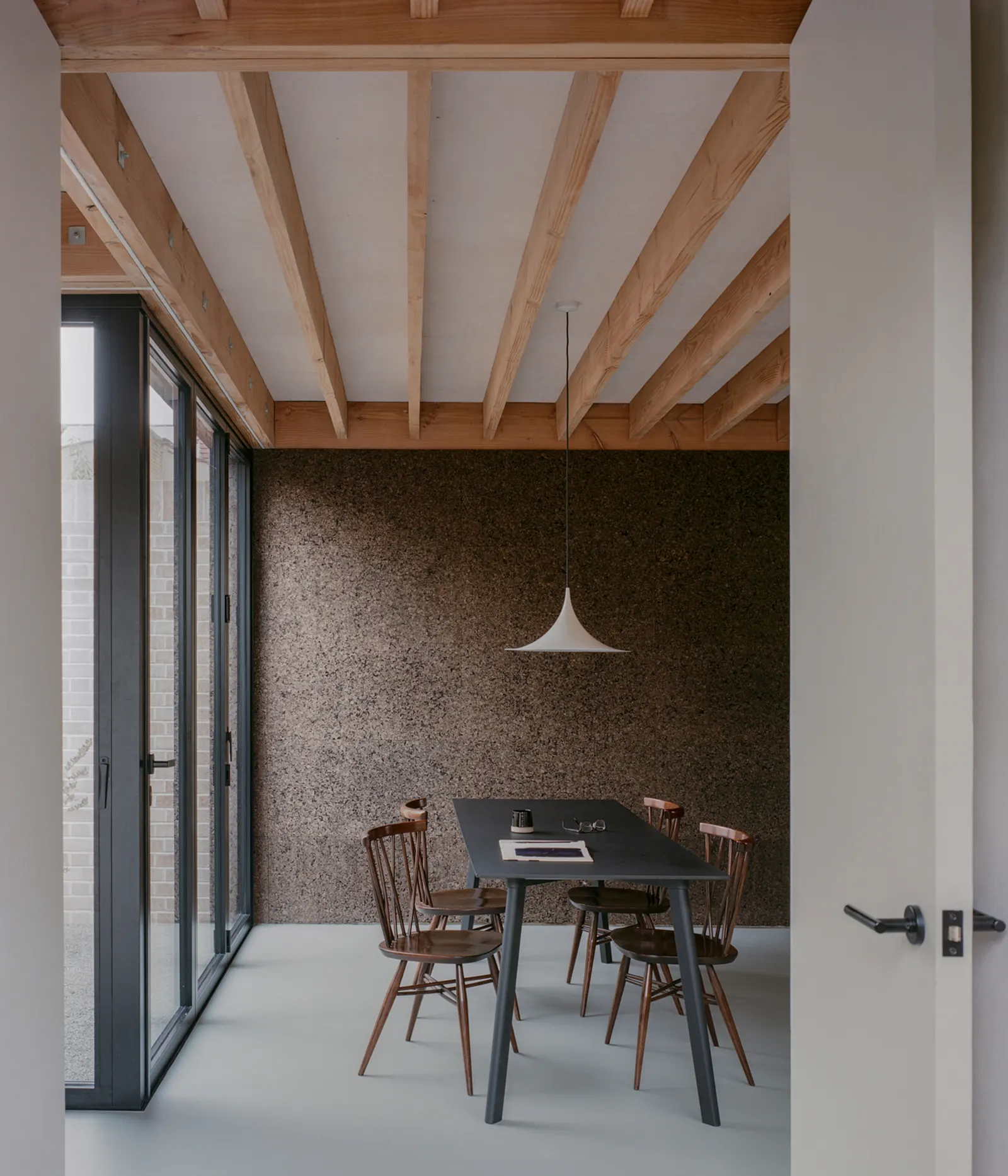 Cork House / Polysmiths — дом из пробки на участке-заполнителе в Восточном Лондоне