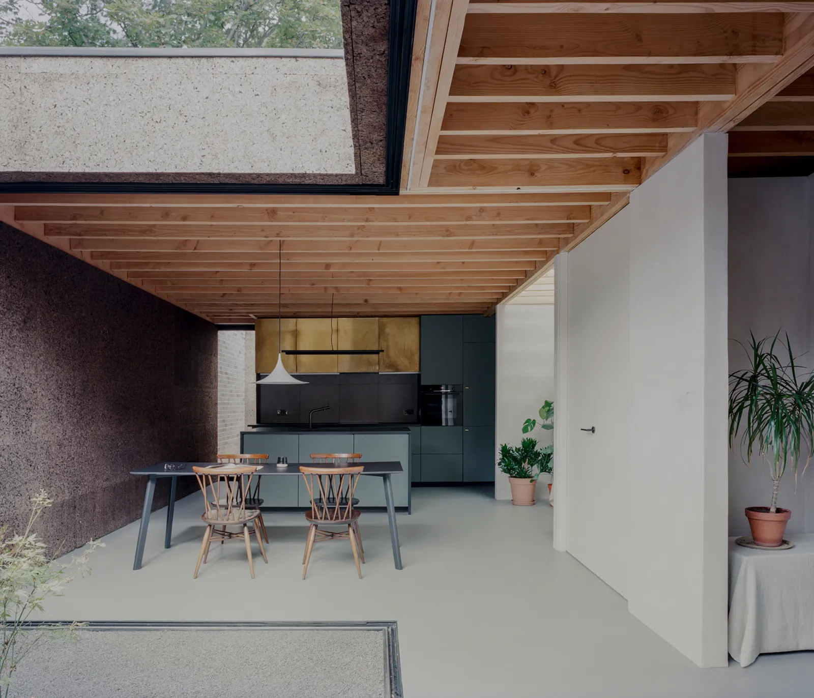 Cork House / Polysmiths — дом из пробки на участке-заполнителе в Восточном Лондоне