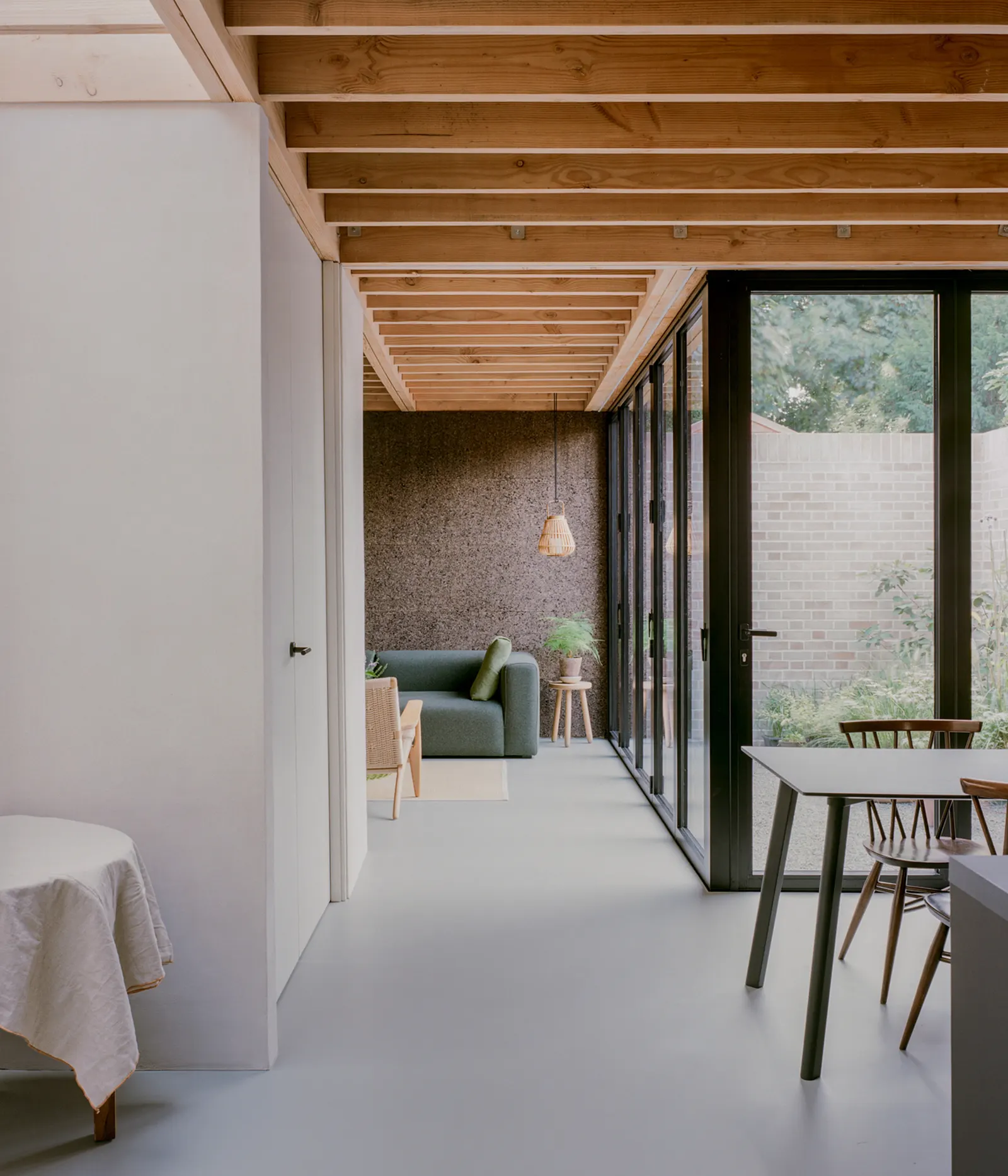 Cork House / Polysmiths — дом из пробки на участке-заполнителе в Восточном Лондоне
