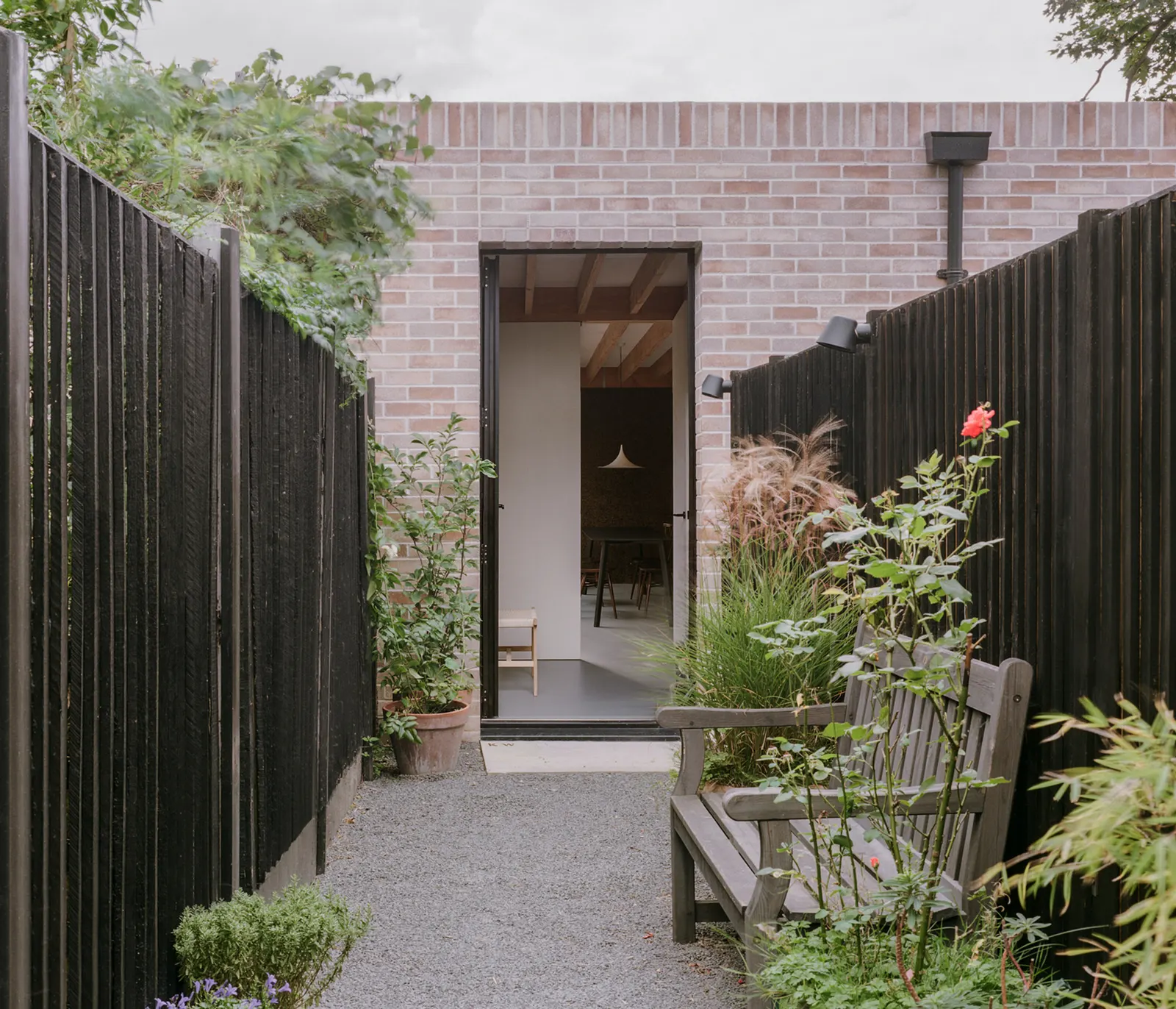 Cork House / Polysmiths — дом из пробки на участке-заполнителе в Восточном Лондоне