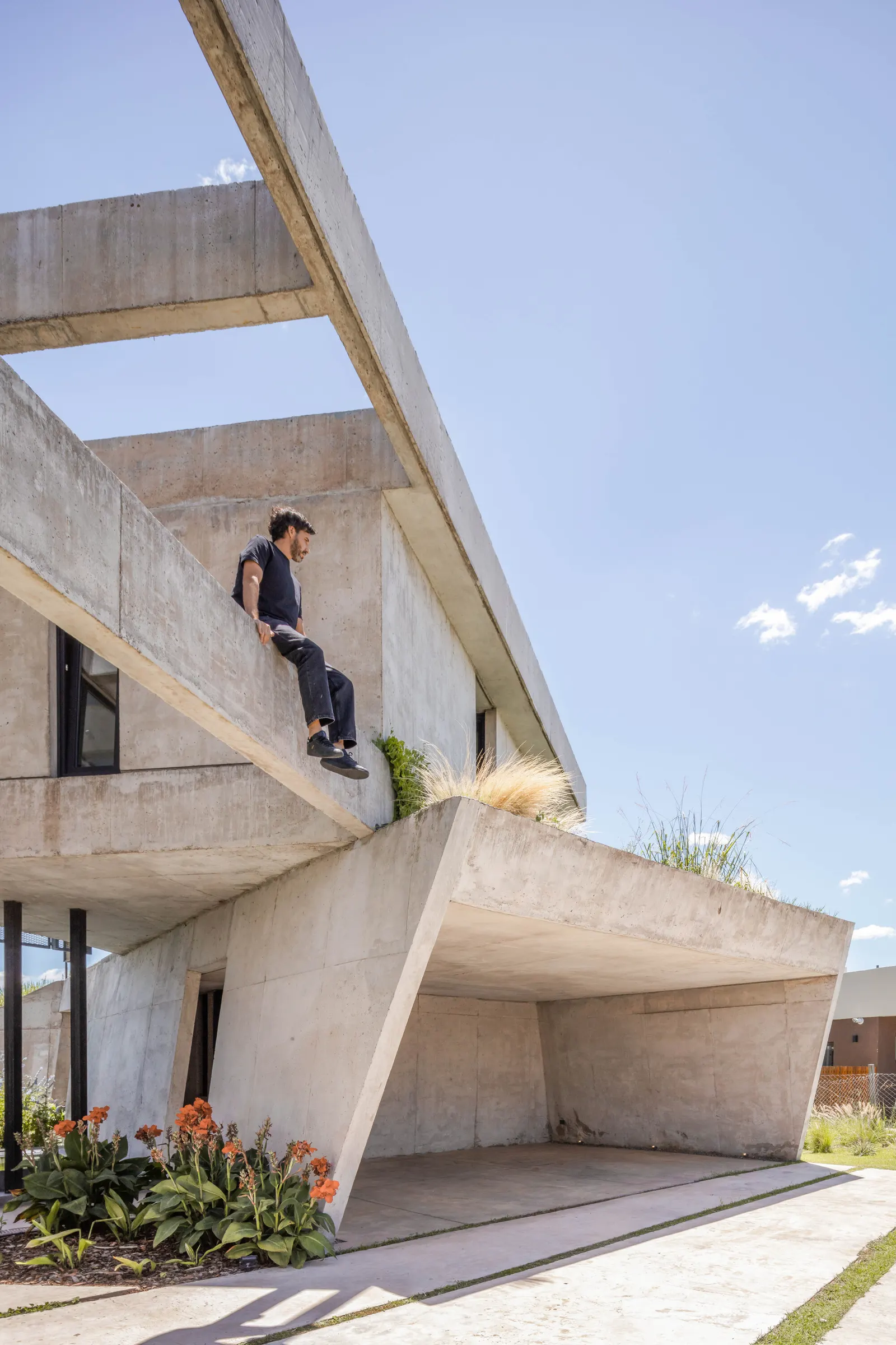Lomadas House / Grizzo Studio — дом на двух насыпях и берегу лагуны в Пиларе