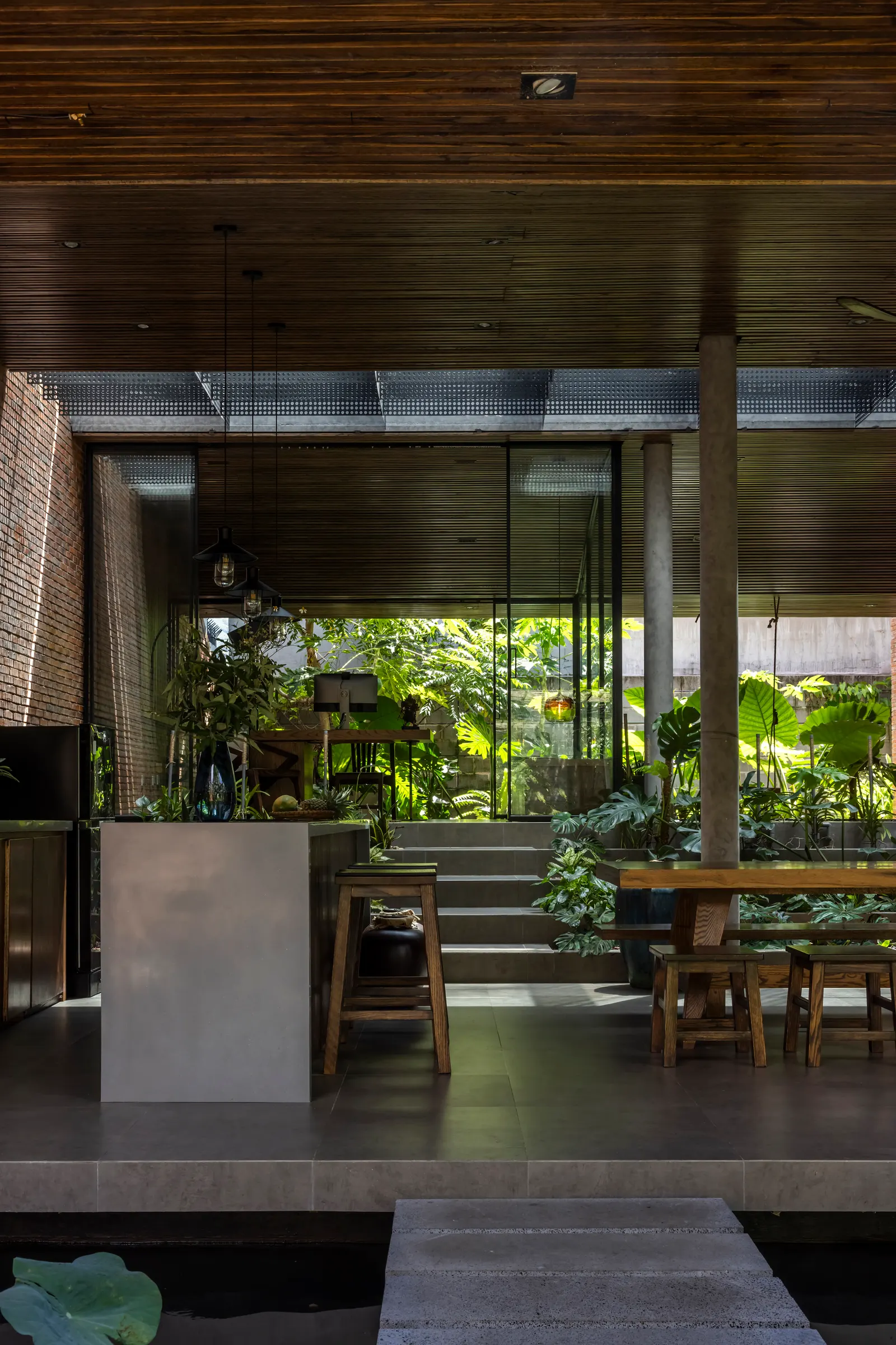 Mac Casa / CTA | Creative Architects: дом в Хошимине, где интерьер и экстерьер растворяются друг в друге