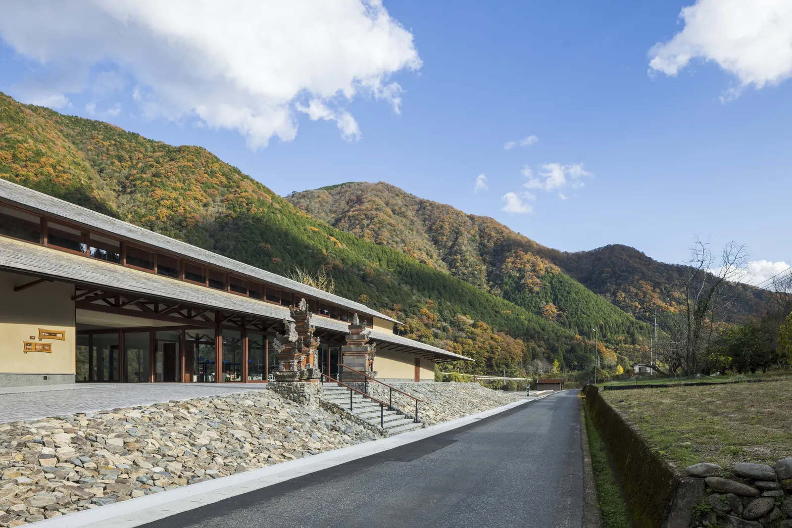 Misato Canoe Boathouse / STUDIO YY
