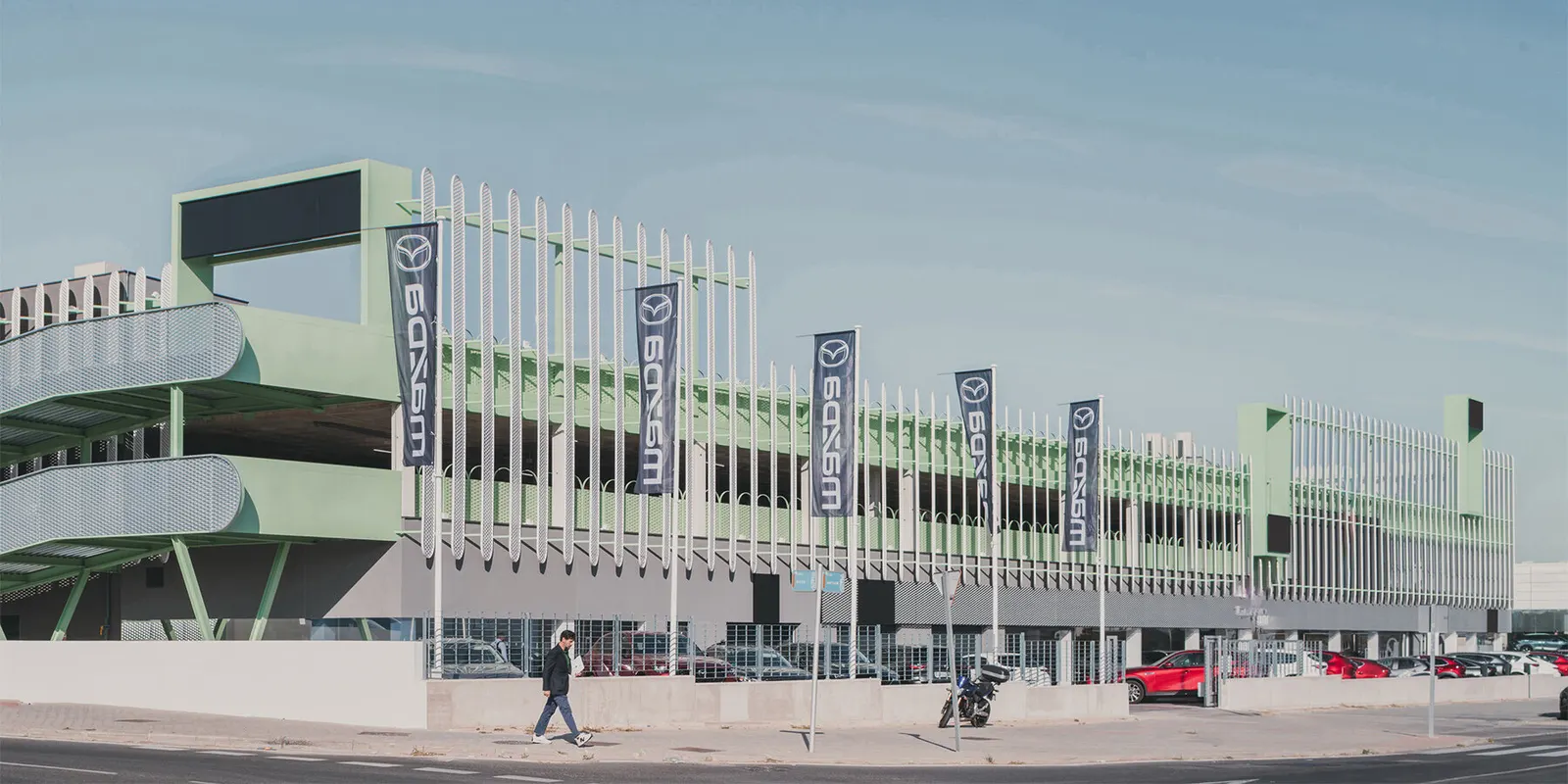 Leganés Auto Center: переосмысление заброшенной фабрики в автомобильный центр